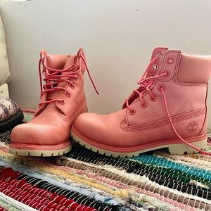 Timberland Leather boot for anytime wear. Good condition, size 5, Salmon color